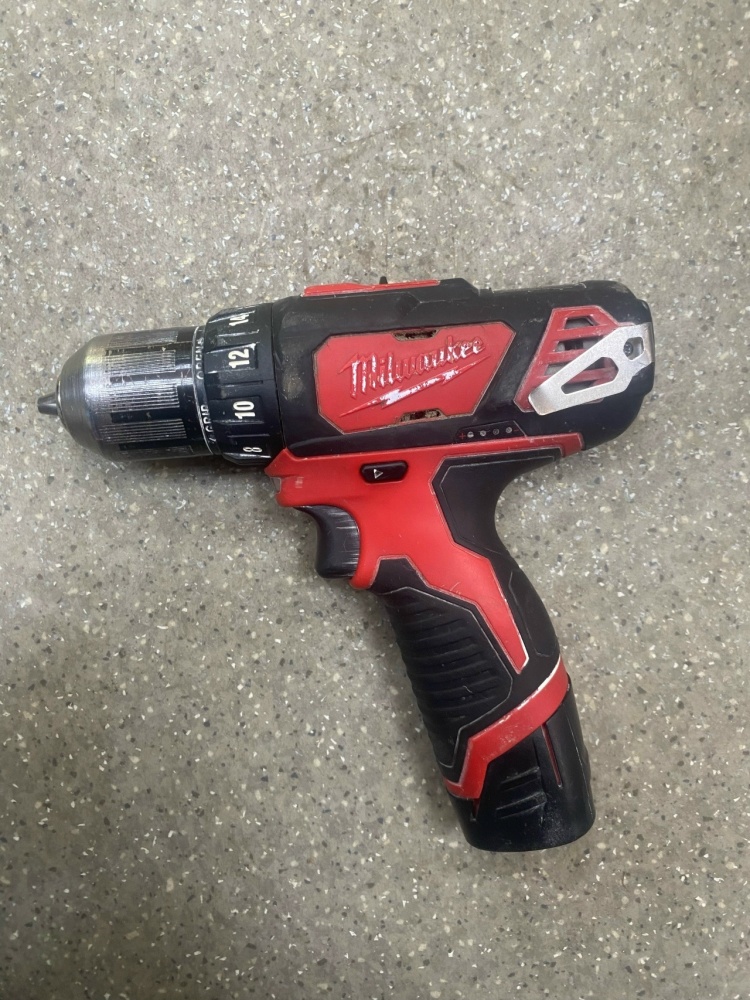 Шуруповерт Milwaukee